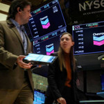 Dow Jones, S&P 500 lập đỉnh, Nasdaq quay đầu giảm điểm trong phiên đầy biến động