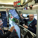 Phố Wall giảm điểm, giá dầu WTI tăng vọt 12%