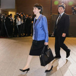 Vừa nhậm chức, nữ Thủ tướng Nhật Bản đã khiến thương hiệu đồ da 145 năm tuổi nổi sóng mạng xã hội