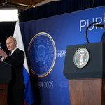 Tổng thống Nga Vladimir Putin (bên trái) và Tổng thống Mỹ Donald Trump phát biểu trước báo giới sau cuộc họp