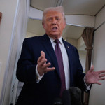 Ông Trump mất kiên nhẫn, dọa áp thuế 25% với ô tô, gỗ và dược phẩm Hàn Quốc