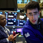 Phố Wall giảm điểm vì lo ngại chiến sự Trung Đông và lãi suất, giá dầu tăng trở lại