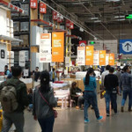 Ikea đi ngược xu hướng chung, giảm giá để giữ chân khách hàng