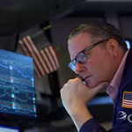 Phố Wall tăng điểm, giá dầu hạ nhiệt dù Iran vẫn chặn Hormuz