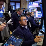 Nasdaq mất đà khi nhóm công nghệ vốn hóa lớn suy yếu, giá dầu tăng trở lại