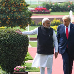 Thủ tướng Ấn Độ Narendra Modi (bên trái) và Tổng thống Mỹ Donald Trump đến dự họp báo chung tại Dinh Hyderabad ở New Delhi hồi tháng 2/2020 