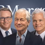 CEO JPMorgan Jamie Dimon (ở giữa) cùng 2 ứng cử viên kế nhiệm Troy Rohrbaugh (bên trái) và Doug Petno