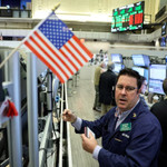 Chứng khoán Mỹ tăng nhẹ, giá dầu cao nhất 2 tuần