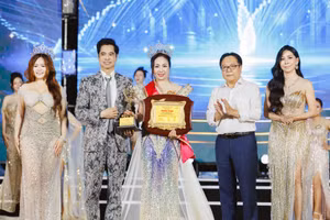 Trưởng BTC – Hoa hậu Đại sứ Toàn cầu Hạnh Nguyên, Trưởng BGK – Ca nhạc sĩ Ngọc Sơn (Chủ tịch Topstar Entertainment tại Việt Nam), Phó Trưởng BGK – NSND Vương Duy Biên (Nguyên Thứ trưởng Bộ Văn hoá, Thể thao và Du lịch) và Hoa hậu Nhân ái – Hoa hậu Thương hiệu Việt Nam 2024 Nguyễn Thị Thủy thực hiện nghi thức trao giải cho nàng tân hậu. Photo: Team Bình Nguyễn