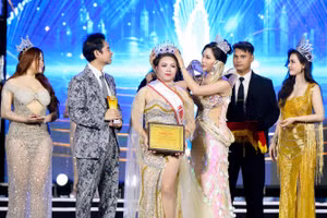 Trưởng BGK – Ca nhạc sĩ Ngọc Sơn (Chủ tịch Topstar Entertainment tại Việt Nam), Hoa hậu Nhân ái – Hoa hậu Thương hiệu Việt Nam 2024 Nguyễn Thị Thủy, Hoa hậu Doanh nhân Việt Nam 2026 Nguyễn Hoàng Vân thực hiện nghi thức trao giải cho nàng tân hậu. Photo: Team Bình Nguyễn