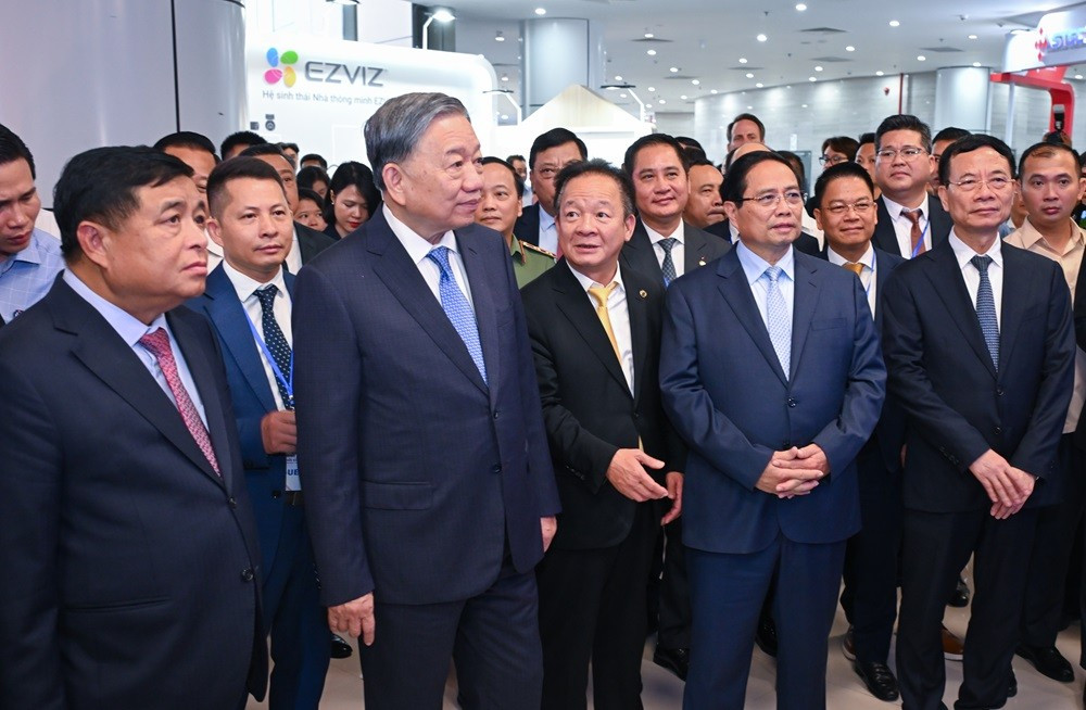 Tổng Bí thư Tô Lâm, Thủ tướng Phạm Minh Chính cùng các lãnh đạo các Bộ, ngành thăm quan gian trưng bày của T&T Group tại sự kiện anh-2-3.jpg