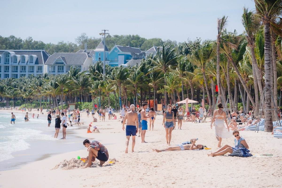 khach-quoc-te-tai-bai-kem-phu-quoc.jpg