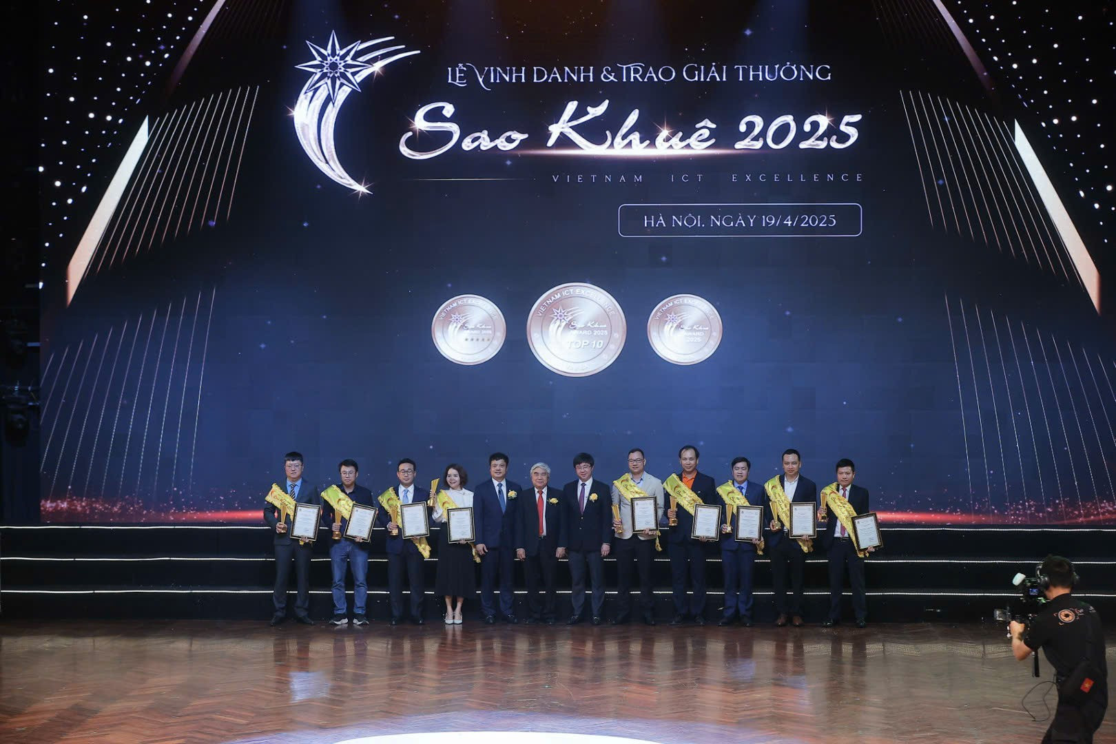 Top 10 Sao Khuê 2025 anh-tap-the-top-10.jpg