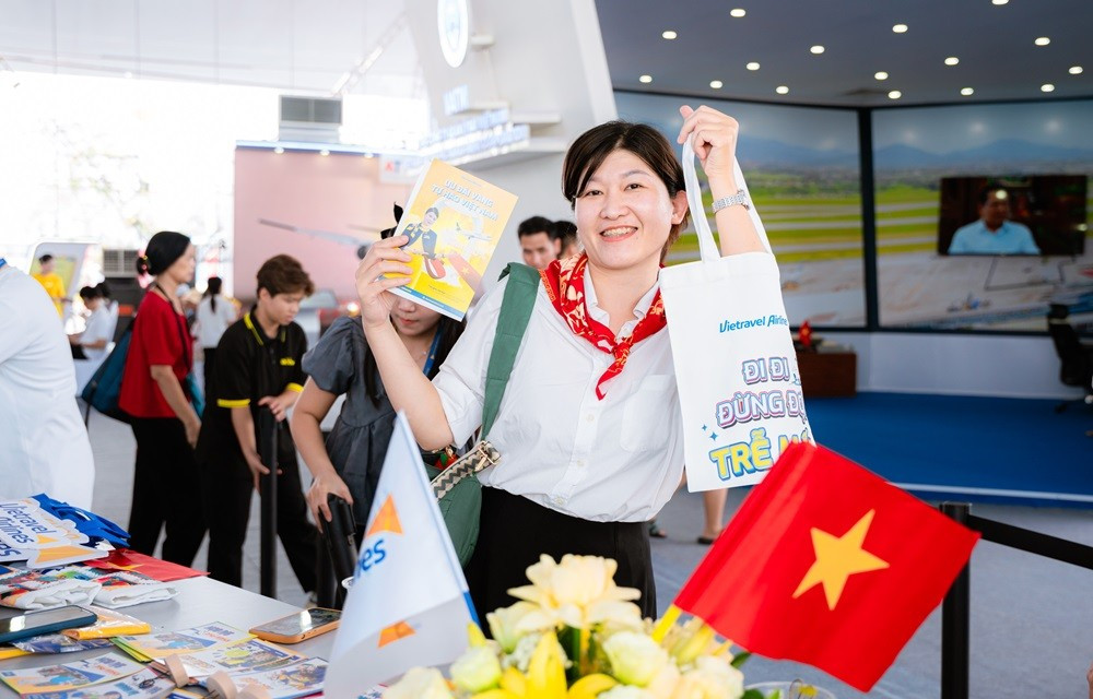 Khách hàng hào hứng checkin cùng Vietravel Airlines anh-5.jpg