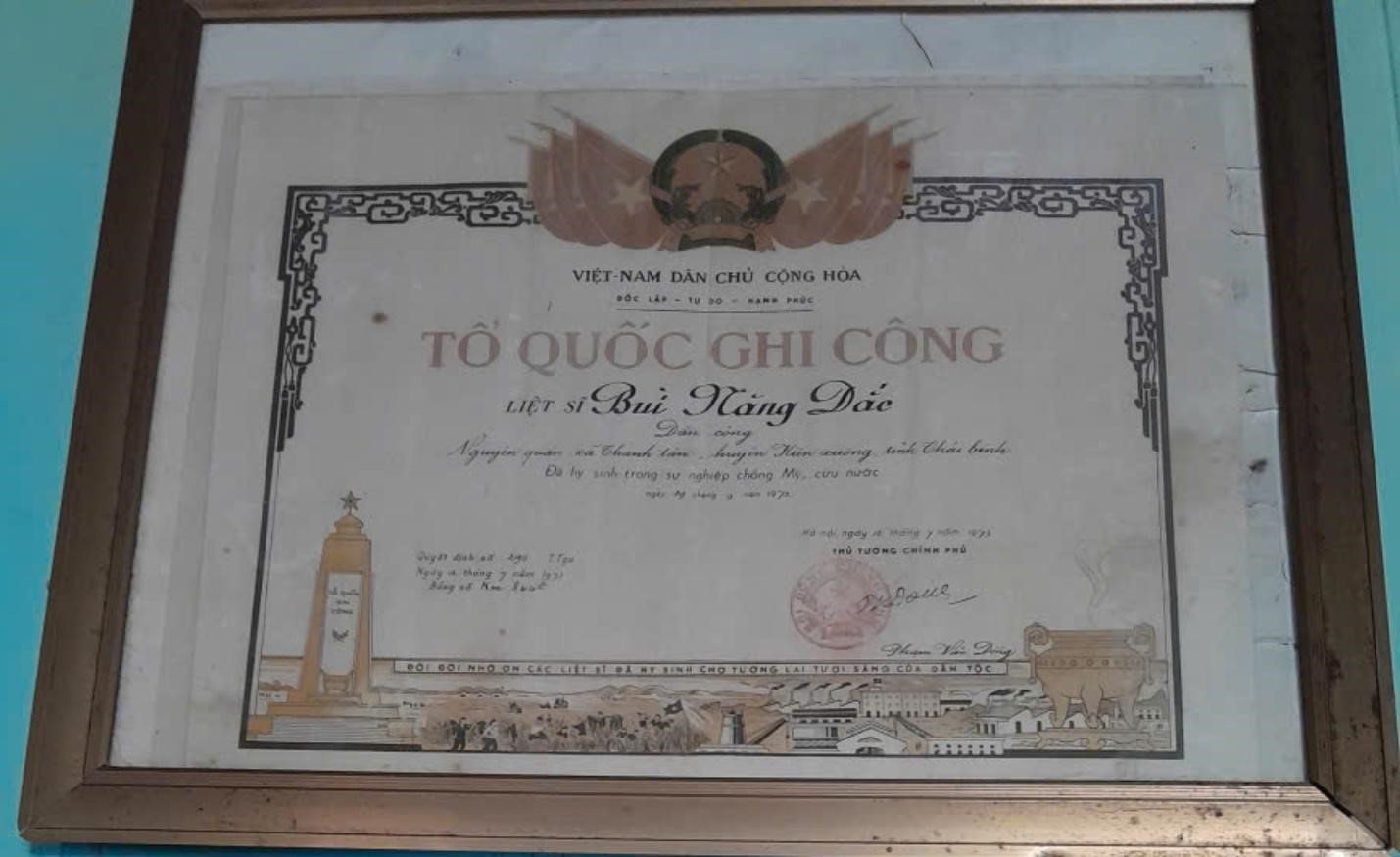 Tấm bằng Tổ quốc ghi công của liệt sĩ Bùi Năng Đắc được treo trang trọng tại quê nhà. Ảnh: Gia đình cung cấp q4.jpg