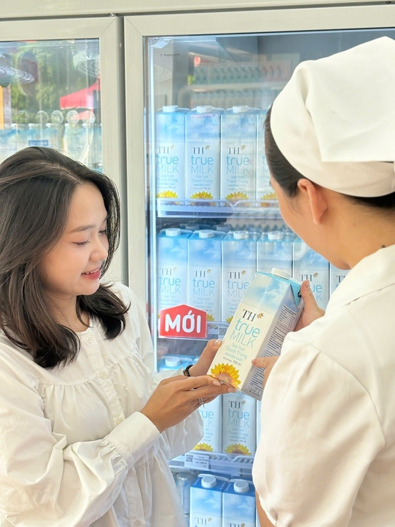Sữa tươi thanh trùng TH true MILK mới được làm hoàn toàn sữa tươi trang trại, sạch, nguyên chất theo chuẩn của trang trại TH, giữ trọn những dưỡng chất và hương vị tự nhiên trong từng sản phẩm z6794611158222-3730f90bcfde1ba3fc67a38a5698c77b.jpg
