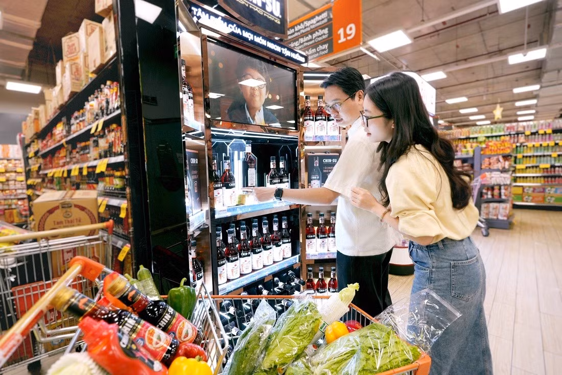 nguoi-tieu-dung-mua-sam-san-pham-masan-consumer-nuoc-mam-chin-su-u-chuop-365-ngay-2.jpg