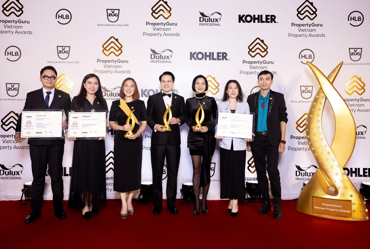 Đội ngũ đại diện KN Holdings chụp hình lưu niệm tại Vietnam Property Awards 2025 kn-4.jpg