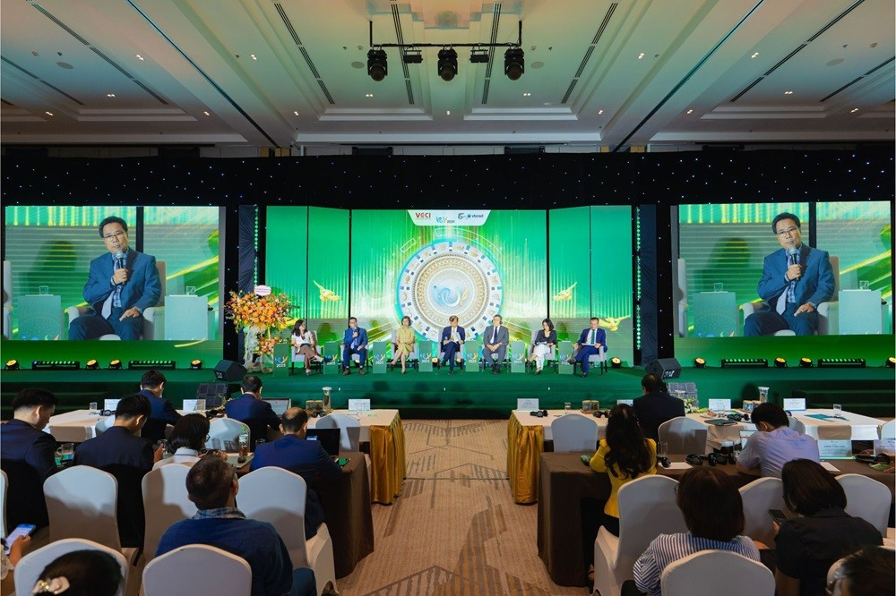 Ông Lê Hoàng Minh, Giám đốc điều hành sản xuất kiêm Trưởng dự án Net Zero của Vinamilk tại Diễn đàn Doanh nghiệp Phát triển bền vững Việt Nam (VCSF) lần thứ 12 anh-1b-1.jpg