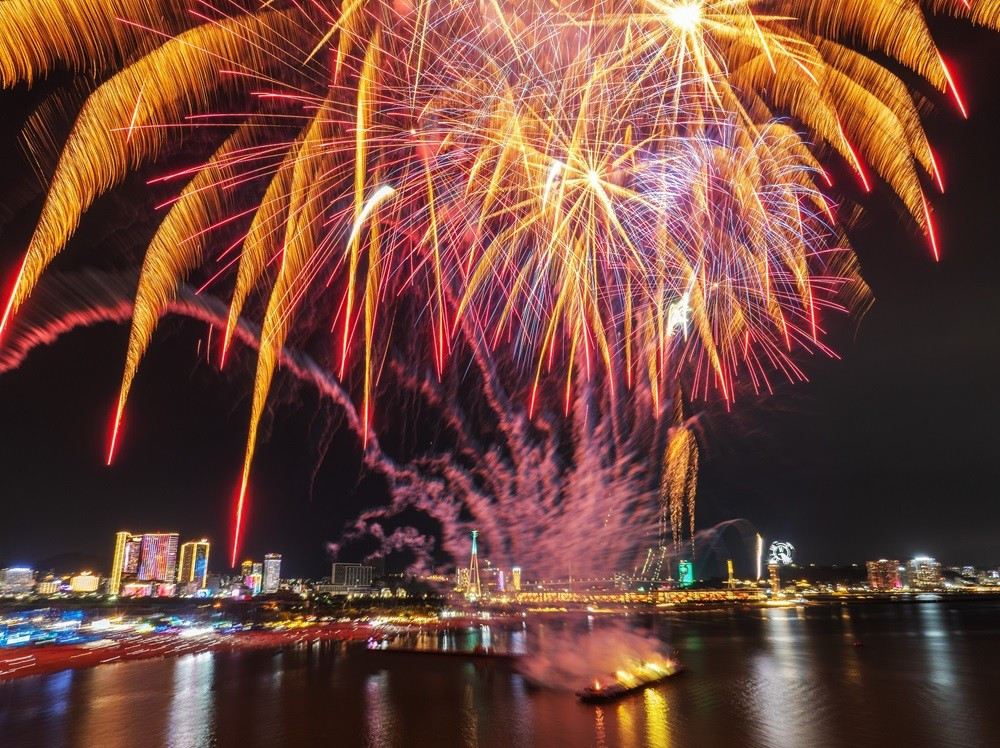 Cư dân Sun Centro Town thường xuyên được tận hưởng bầu không khí lễ hội 4vinh-phao-hoa-3.jpg