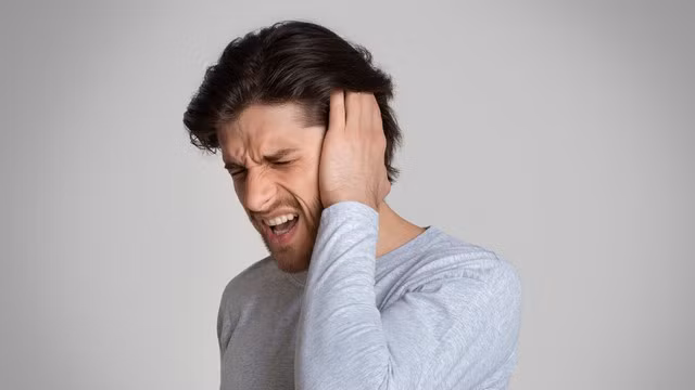 Ù tai trái gây khó chịu cho người mắc