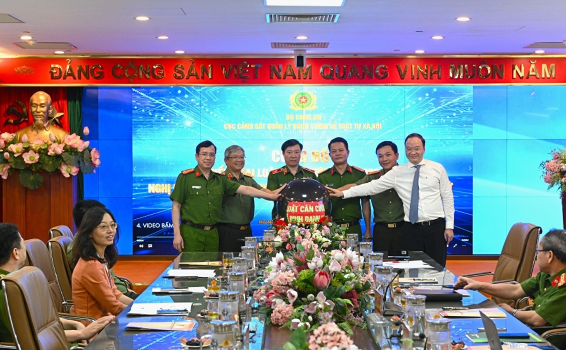 Ngày 1/7/2024, Bộ Công an và Ngân hàng Vietcombank thực hiện ký kết “Dịch vụ xác thực điện tử” ky-1-anh-2-ngay-01072024-bo-cong-an-va-ngan-hang-vietcombank-thuc-hien-ky-ket-dich-vu-xac-thuc-dien-tu.jpg