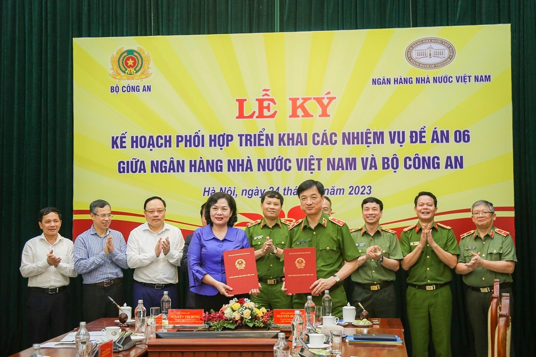 Thống đốc Ngân hàng Nhà nước Nguyễn Thị Hồng và Thứ trưởng Bộ Công an Nguyễn Duy Ngọc cùng lãnh đạo đại diện hai bộ ký kết kế hoạch ky-1-anh-1-thong-doc-nguyen-thi-hong-nhnn-va-thu-truong-nguyen-duy-ngoc-bca.jpg