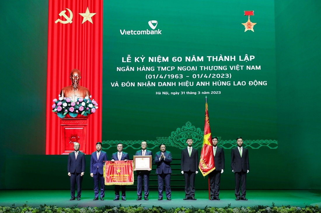 Vietcombank vinh dự được trao tặng nhiều phần thưởng cao quý của Đảng và Nhà nước, đặc biệt là danh hiệu Anh hùng lao động (năm 2023) bai-1-anh-3.jpg