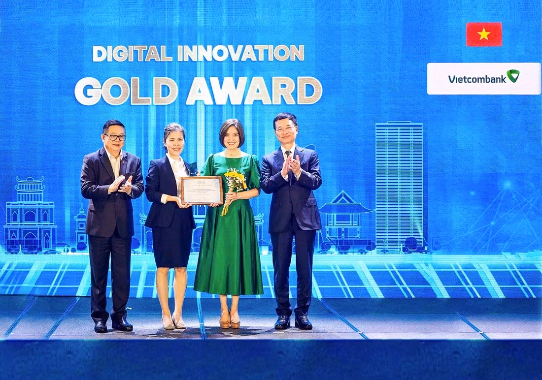 Đại diện Vietcombank, Phó Tổng giám đốc Phùng Nguyễn Hải Yến (thứ 2 từ phải sang) nhận Giải Vàng hạng mục Đổi mới sáng tạo số - ASEAN Digital Awards trong khuôn khổ Hội nghị Bộ trưởng Số ASEAN (ADGMIN) lần thứ 6 diễn ra tối 15/01/2026 tại Hà Nội