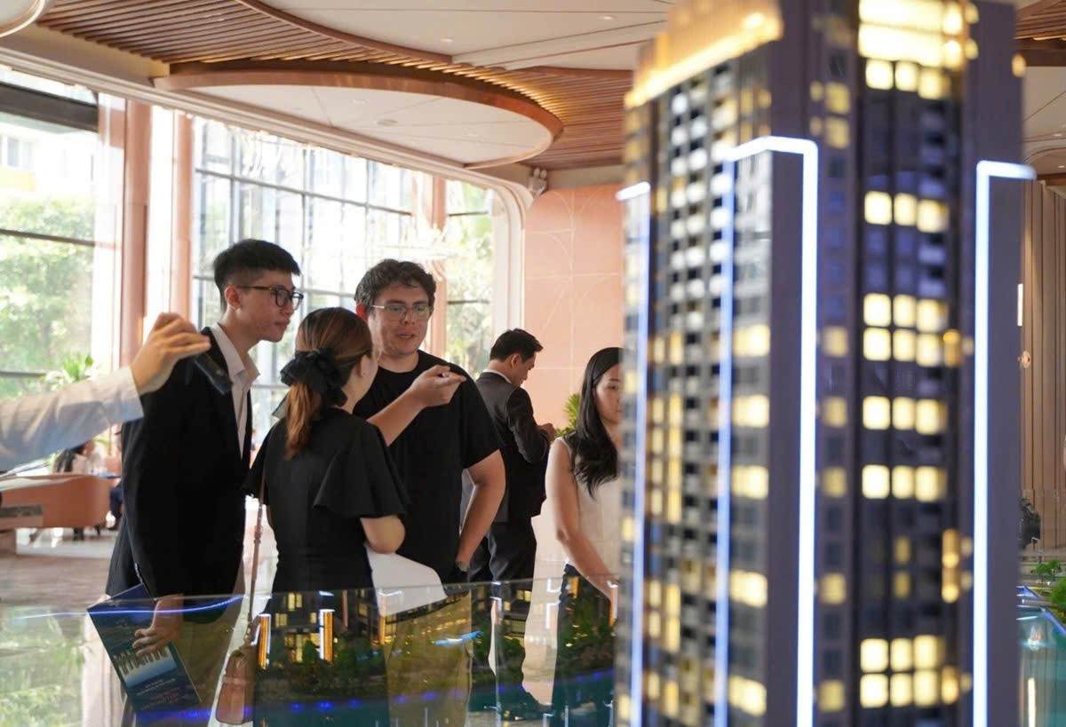 Khách hàng quốc tế tìm hiểu The Privé đều đánh giá cao vị trí liền kề Trung tâm Tài chính Thủ Thiêm và kết nối hạ tầng hoàn thiện của khu Nam Rạch Chiếc z7091199020728-64c46aa6aebadd1eb64a2c06e8359646.jpg