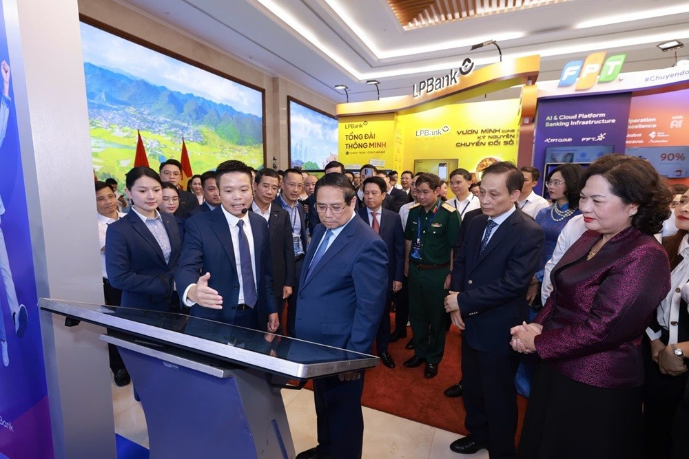 Đại diện MB vinh dự đón Thủ tướng chính phủ và Thống đốc Ngân hàng Nhà nước daw.jpg