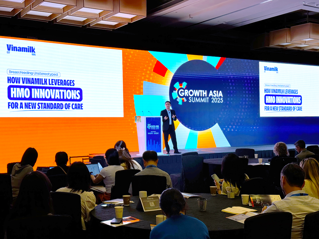 Đại diện Vinamilk, ông Nguyễn Quang Trí, Giám đốc điều hành Marketing chia sẻ về đột phát 6 HMO trong sản phẩm sữa bột trẻ em Vinamilk Optimums tại diễn đàn lớn nhất châu Á về cơ hội phát triển trong ngành thực phẩm, đồ uống và dinh dưỡng hinh-1-1.png