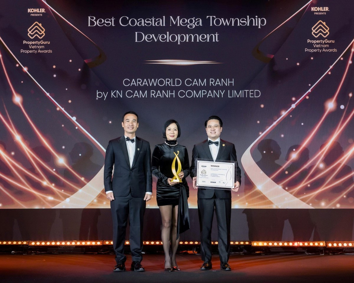 Ông Nguyễn Tuấn Anh, Phó Tổng giám đốc KN Holdings và bà Phạm Tú Cầu, Phó Tổng giám đốc KN Holdings, đại diện chủ đầu tư CaraWorld nhận giải "Best Coastal Mega Township Development" kn-2.jpg