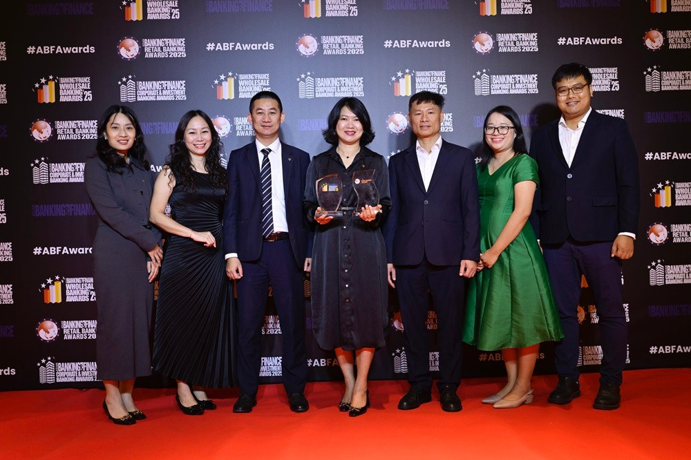 Đại diện Vietcombank nhận cú đúp giải thưởng tại Lễ trao giải ABF 2025 qlrrth-bai-truyen-thong-nhan-giai-abf-2025-anh-1.jpg
