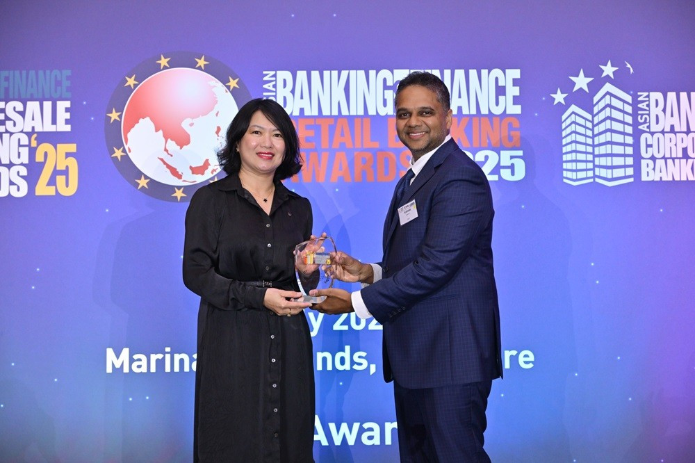 Bà Nguyễn Thị Hồng Vân, Giám đốc Khối Pháp chế và Tuân thủ của Vietcombank nhận giải “Sáng kiến quản lý rủi ro của năm” cho phân khúc ngân hàng bán buôn qlrrth-bai-truyen-thong-nhan-giai-abf-2025-anh-2.jpg