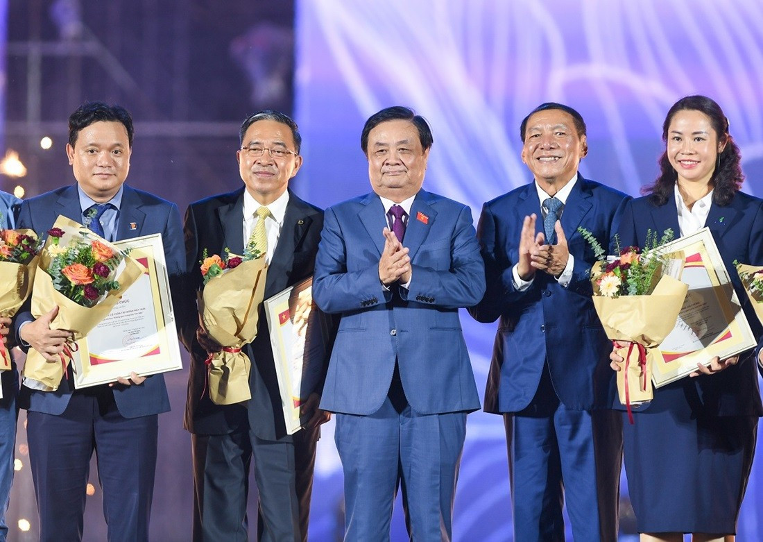 Ông Phạm Thiếu Hoa, đại diện Tập đoàn Vingroup (thứ hai từ trái sang) nhận giải thưởng “Không gian trưng bày tiêu biểu” tại Lễ bế mạc Triển lãm Thành tựu đất nước a1-4.jpg