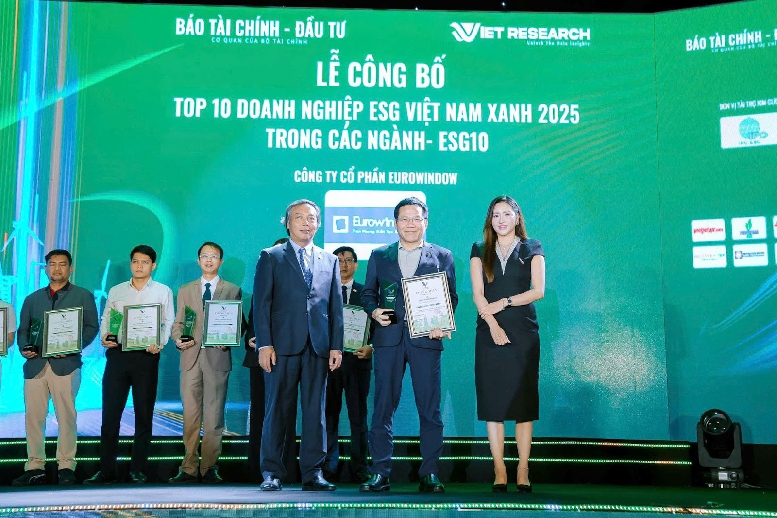 Ông Vũ Mạnh Dũng, Giám đốc kinh doanh Eurowindow đại diện doanh nghiệp đón nhận cúp và chứng nhận top 10 Doanh nghiệp ESG Việt Nam xanh 2025 xanh3.jpg