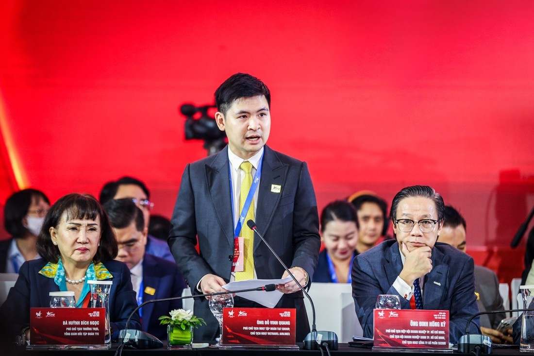 Ông Đỗ Vinh Quang nêu nhóm đề xuất tại phiên đối thoại cấp cao Diễn đàn Kinh tế tư nhân Việt Nam 2025. anh-1-6.jpg