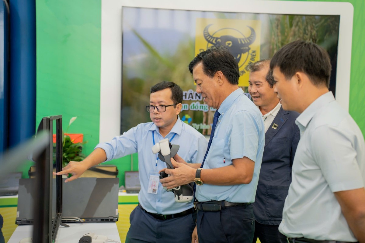 Ông Ngô Văn Đông, Tổng Giám đốc Công ty Cổ phần Phân bón Bình Điền (thứ 2 từ trái sang) cho biết: Triển lãm 80 năm Thành tựu Đất nước là dịp để Bình Điền thể hiện tinh thần đổi mới, trách nhiệm xã hội và cam kết đồng hành cùng người nông dân trên con đường phát triển nông nghiệp bền vững bd-a80-3.jpg