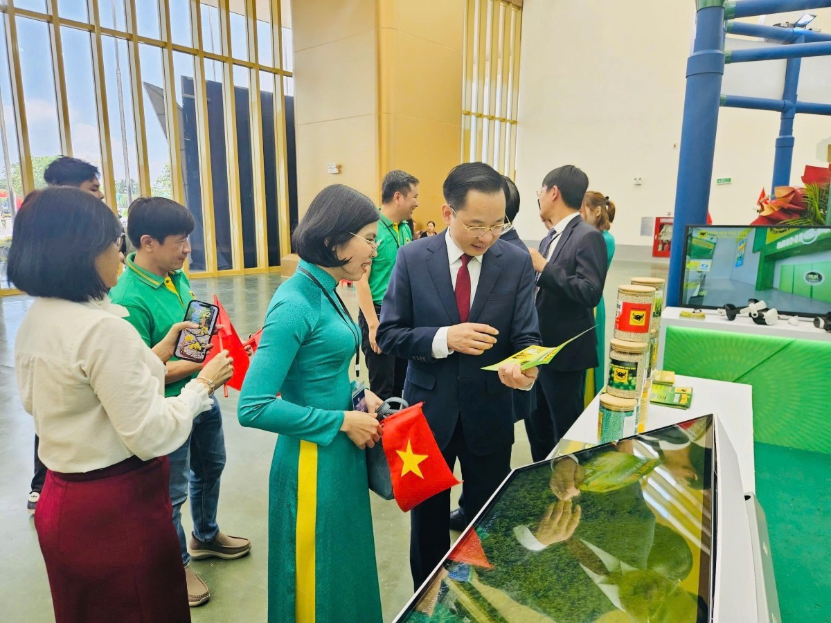 Ông Nguyễn Hữu Tú, Tổng Giám đốc Tập đoàn Hoá chất Việt Nam tham quan và đánh giá cao chiến lược “Xanh hoá - Số hoá” được Bình Điền truyền tải một cách trực quan tại gian hàng bd-a80-2.jpg