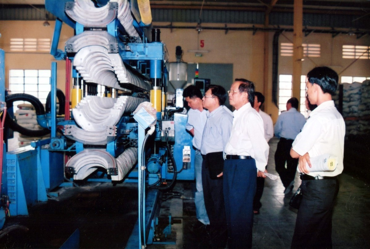 Ông Phạm Gia Được (1939 - 2024), nguyên tổng Giám đốc Liên hiệp Sản xuất – Xuất nhập khẩu (sau này là Tổng công ty Nhựa Việt Nam - Vinaplast), Chủ tịch Hiệp hội Nhựa Việt Nam nhiệm kỳ I và II (1990 – 2002) trong chuyến tham quan nhà máy sản xuất nhựa vpa-2.jpg