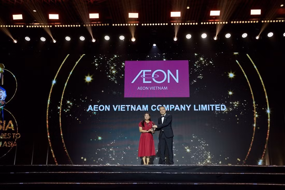 Bà Trần Thị Tuyết Trinh, Trưởng phòng Nhân sự của AEON Việt Nam nhận giải tại HR Asia Awards 2025