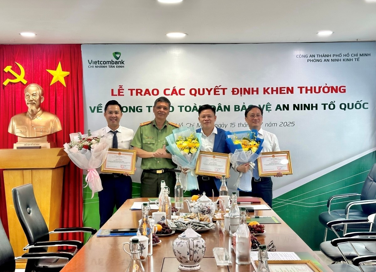 Lễ trao tặng giấy khen của Giám đốc Công an TP.HCM cho tập thể và cá nhân tiêu biểu tại Vietcombank Tân Định trong phong trào toàn dân bảo vệ an ninh Tổ quốc, ngày 15/07/2025. rr3.jpg
