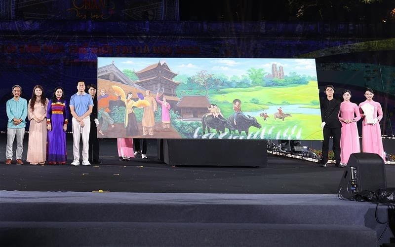 Đại diện Tập đoàn T&T Group và Ngân hàng SHB đấu giá thành công bức tranh của họa sĩ Ngô Bá Hoàng với giá 1 tỷ đồng anh-1.jpg