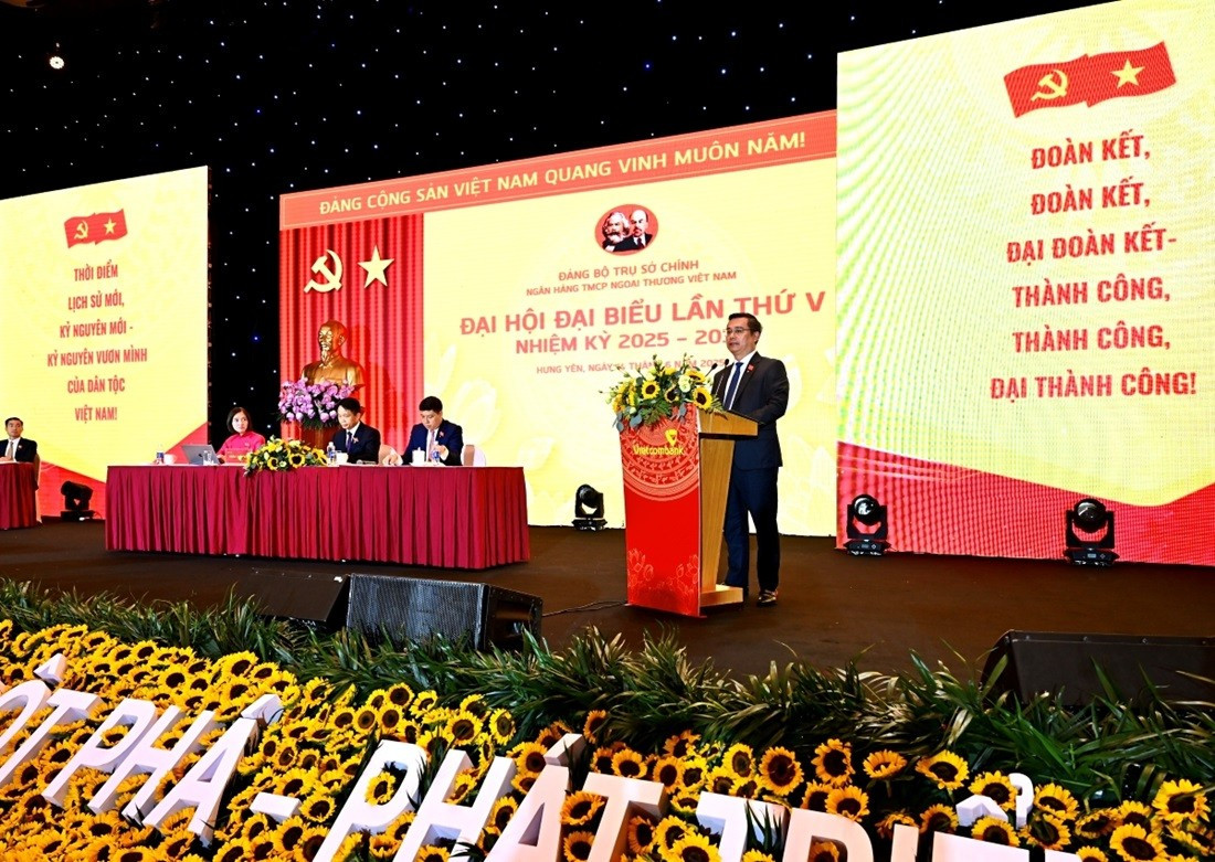 Đồng chí Nguyễn Thanh Tùng, Ủy viên Ban chấp hành Đảng bộ Chính phủ, Bí thư Đảng ủy, Chủ tịch Hội đồng quản trị Vietcombank phát biểu chỉ đạo tại Đại hội 20250515-dai-hoi-dai-bieu-dang-bo-tsc-lan-thu-v-anh-2.jpg