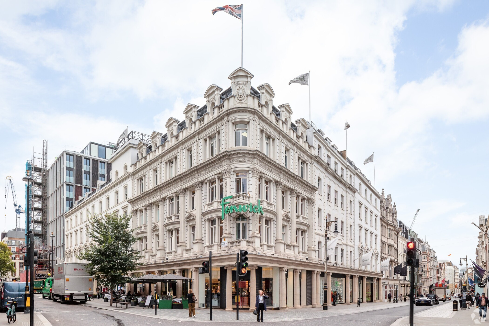 Tòa nhà Fenwick trên phố New Bond được xem là biểu tượng mua sắm của thủ đô London, Anh download.jpg