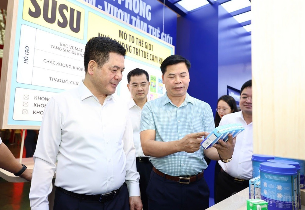 Bộ trưởng Bộ Công Thương Nguyễn Hồng Diên tham quan và kiểm tra gian hàng Vinamilk tại khu trưng bày anh-2b.jpg