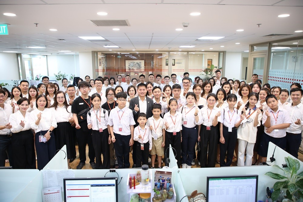 anh-1-cac-em-hoc-sinh-do-quy-uom-mam-uoc-mo-do-dau-hao-huc-khi-duoc-toi-tham-hoi-so-seabank.jpg