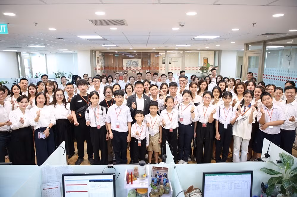 anh-1-cac-em-hoc-sinh-do-quy-uom-mam-uoc-mo-do-dau-hao-huc-khi-duoc-toi-tham-hoi-so-seabank.jpg