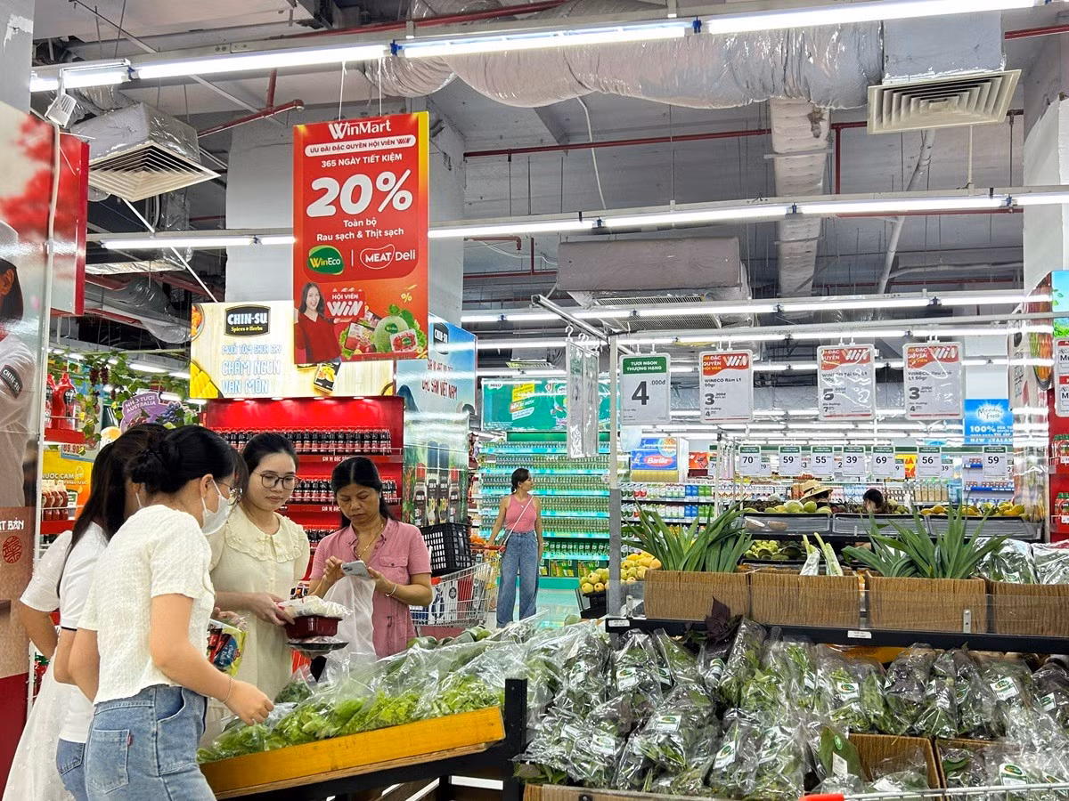 khach-hang-mua-sam-tai-sieu-thi-winmart.jpg